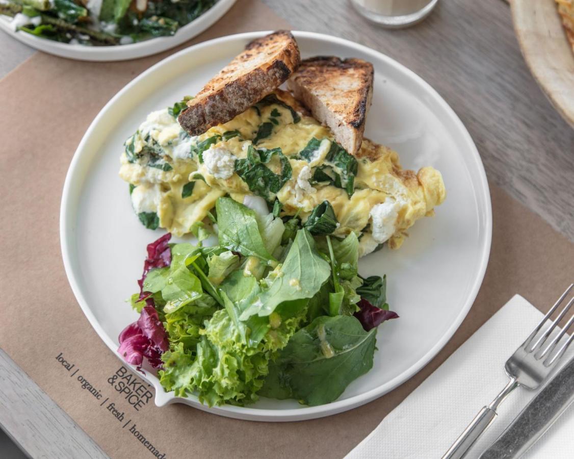 Shirvan Hotel City Yard Cidde Dış mekan fotoğraf Scrambled eggs with spinach and salad