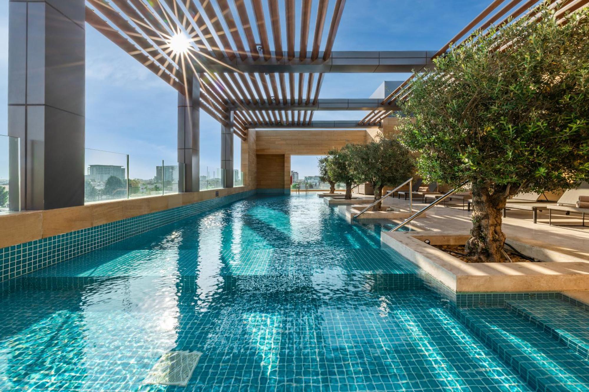 Shirvan Hotel City Yard Cidde Dış mekan fotoğraf The swimming pool at the top of the building