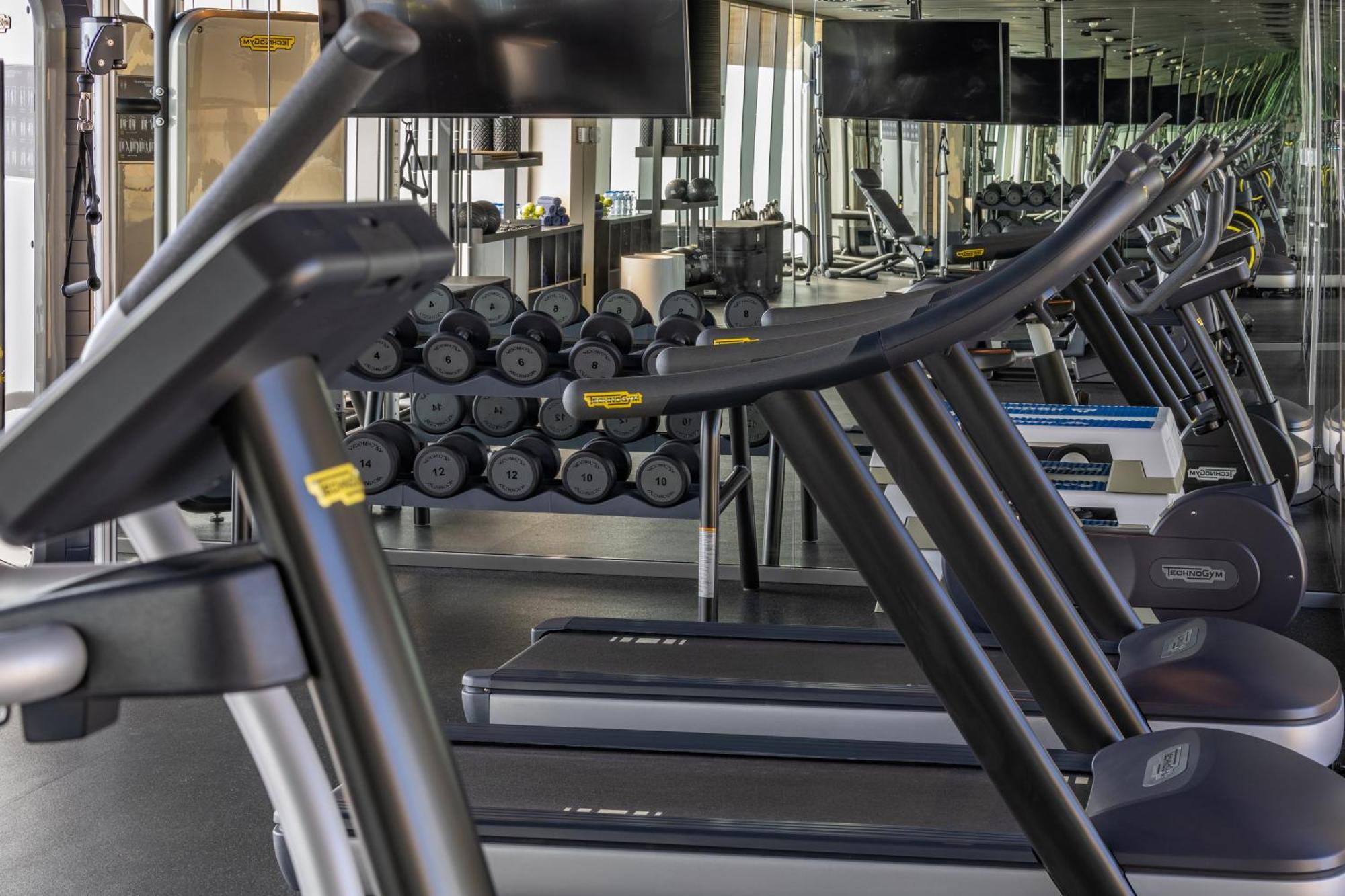 Shirvan Hotel City Yard Cidde Dış mekan fotoğraf A row of treadmills