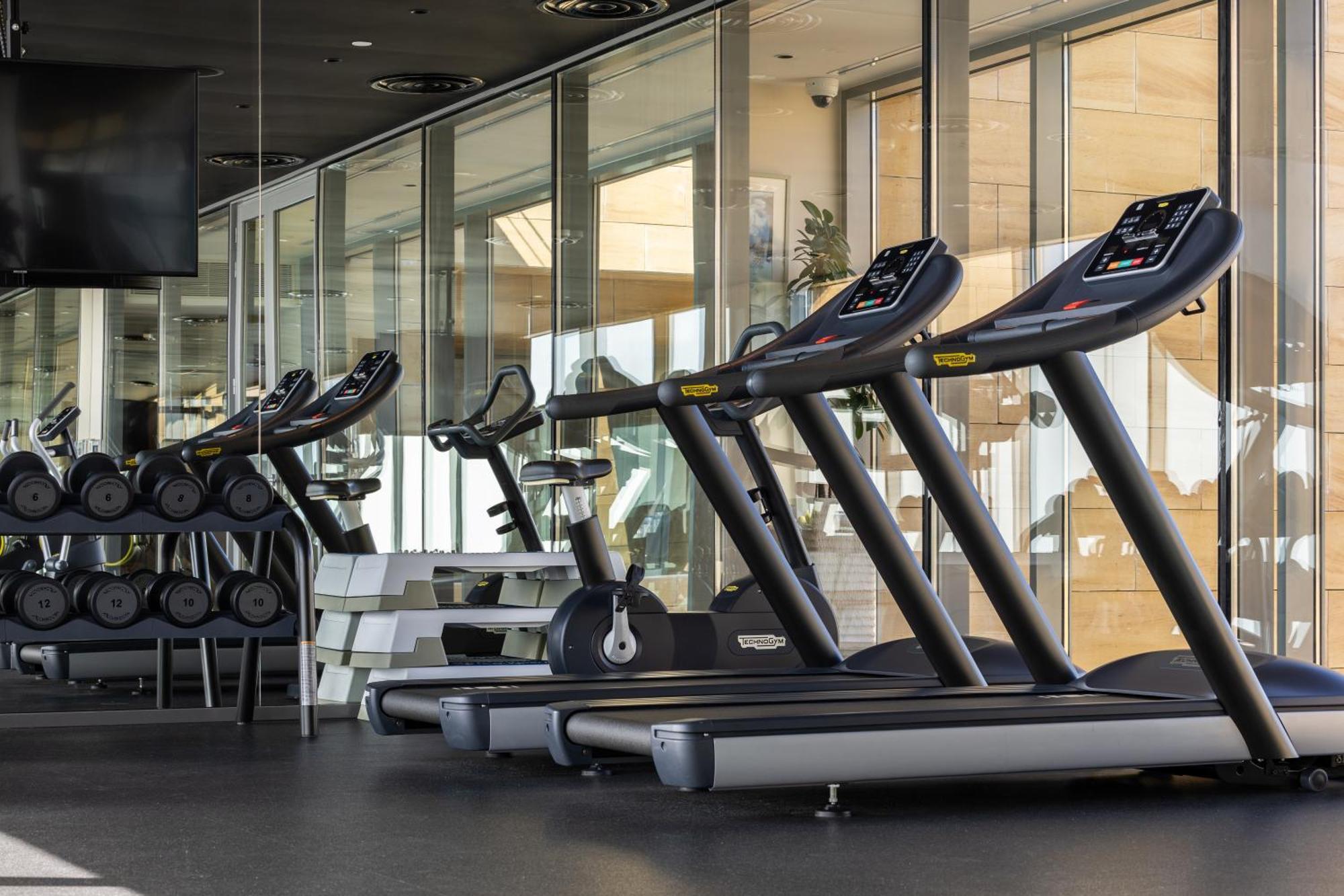 Shirvan Hotel City Yard Cidde Dış mekan fotoğraf Treadmills in a gym
