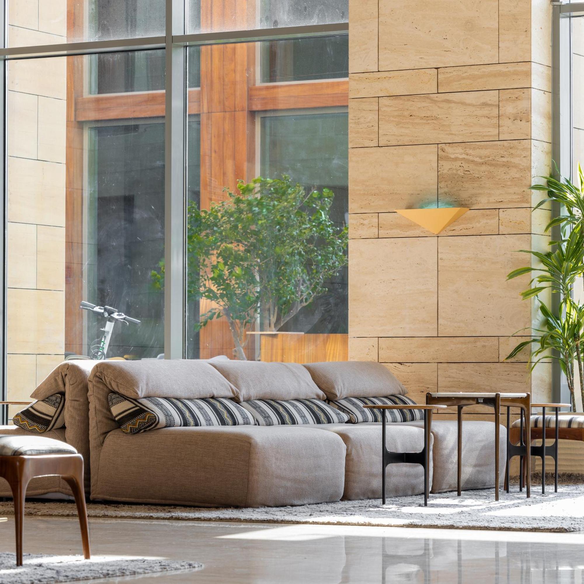 Shirvan Hotel City Yard Cidde Dış mekan fotoğraf A modern sofa